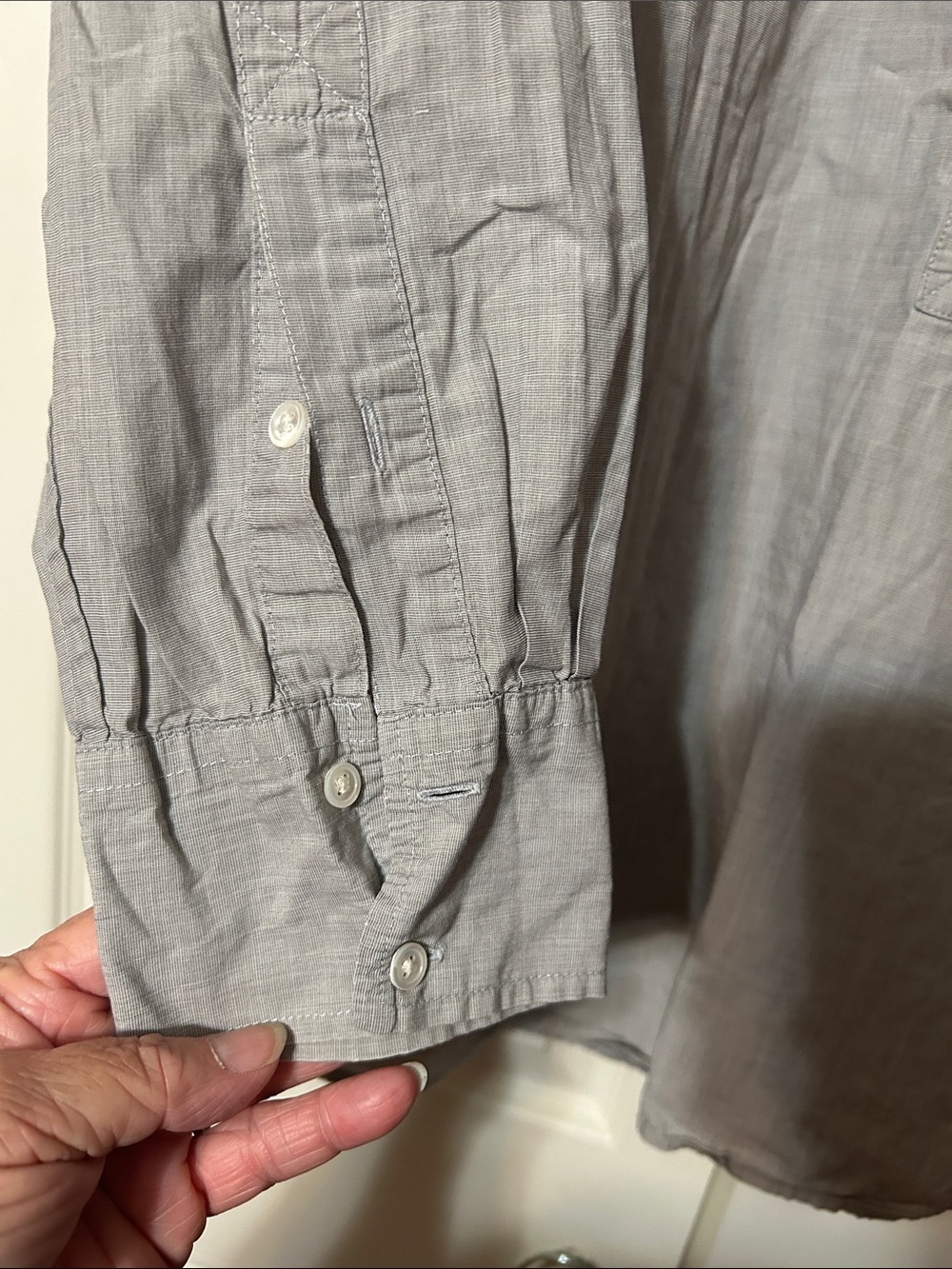 J Crew -LG- Light Gray - Women’s Lightweight Cotton 3-Button Shirt - Picture 4 of 7